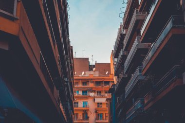 Üstünde fotokopi alanı olan koyu renkli apartmanlar.