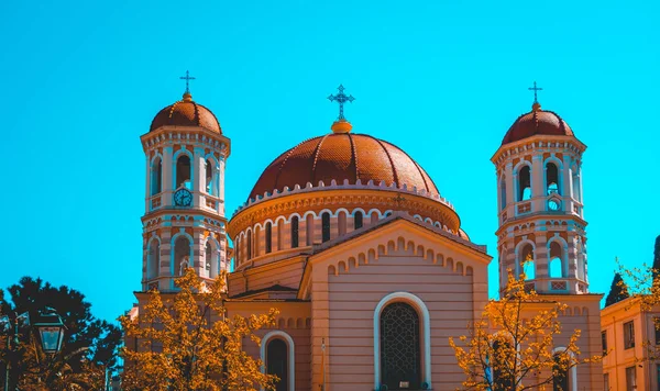 Antigua e histórica iglesia naranja en el corazón de thessaloniki — Foto de Stock