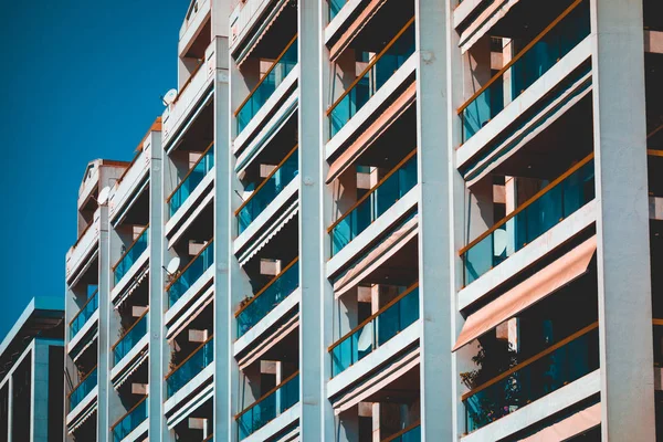 Hotel em altos contrastes com varanda de vidro — Fotografia de Stock