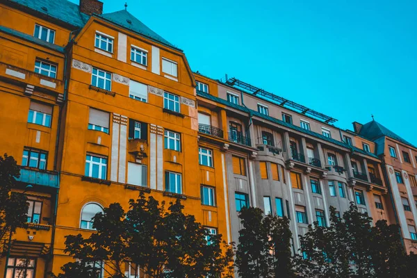 Maisons à façade orange et marron avec ciel bleu foncé — Photo