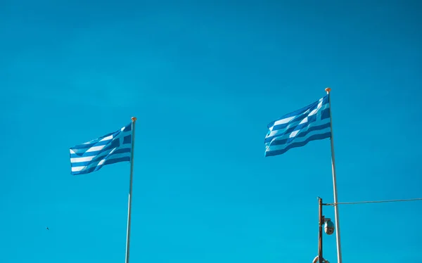Dos banderas griegas sobre fondo azul limpio — Foto de Stock