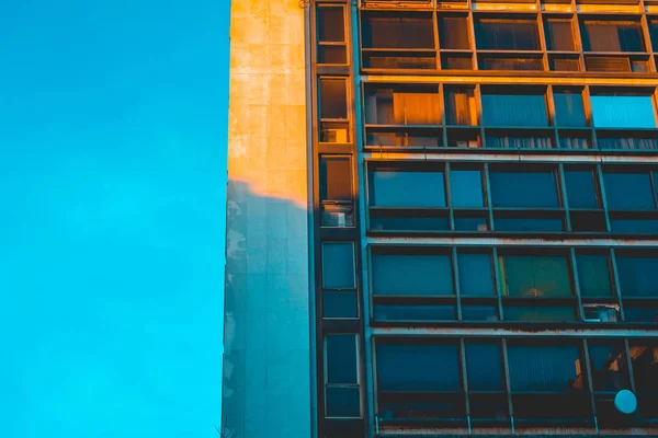 Vue détaillée du complexe industriel aux couleurs orange et bleu — Photo