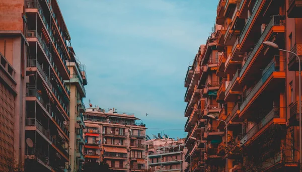 Czerwone kolorowe budynki w Salonikach w pochmurny dzień — Zdjęcie stockowe