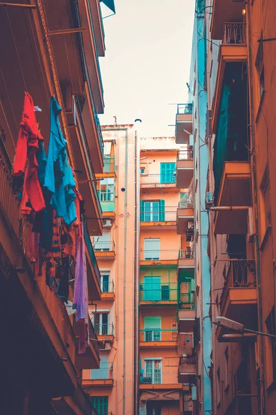 Certains immeubles d'appartements à Greece avec façade orange en vue basse — Photo