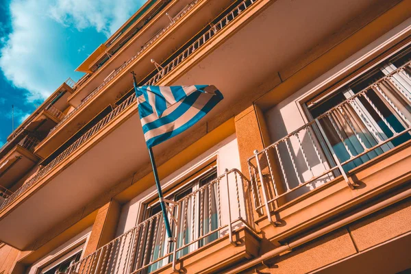 Bandera griega en el edificio mediterráneo — Foto de Stock