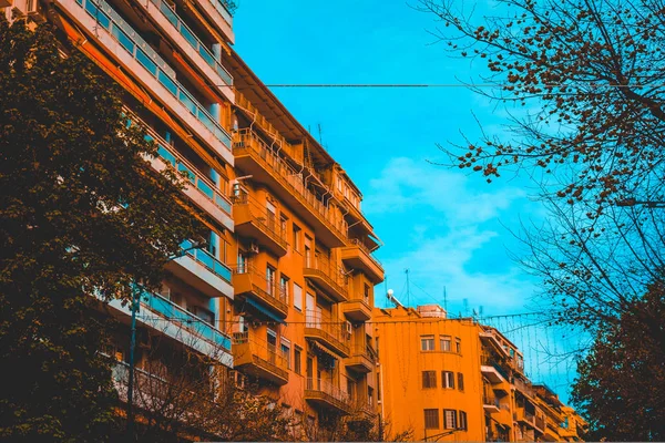 Ağaçlarla çevrili bazı apartman evleri — Stok fotoğraf