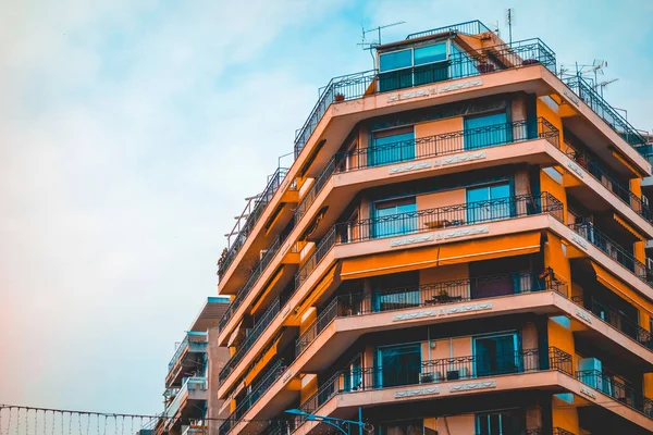 Pomarańczowy narożnik budynku w Salonik — Zdjęcie stockowe