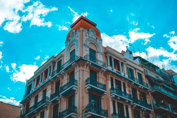 Residential corner building with colorful sky — Stok fotoğraf