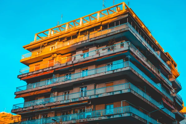 Grand complexe d'appartements sous forme carrée dans l'après-midi chaud soleil — Photo