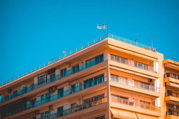 Immeuble typique à thessaloniki avec drapeau grec sur le dessus — Photo