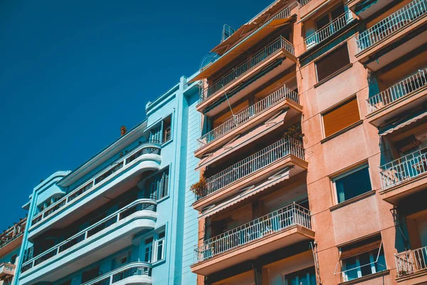 Niebiesko-pomarańczowe domy apartamentowe z przestrzenią do kopiowania na niebie — Zdjęcie stockowe
