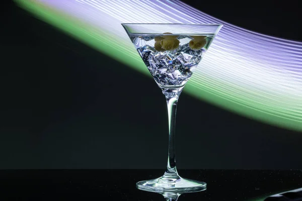 Sticlă Martini Glazură Într Expunere Îndelungată Lumina Neonului — Fotografie, imagine de stoc