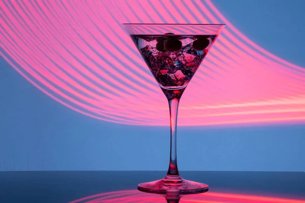 长期暴露在霓虹灯下 一杯加冰的马丁尼 — 图库照片