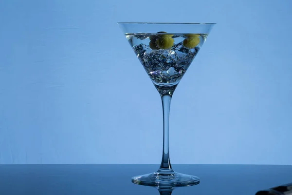 Szklanka Martini Lodem Długiej Ekspozycji Świetle Neonów — Zdjęcie stockowe