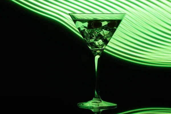 Склянка Мартіні Крижаним Пострілом Довгому Експозиції Неоновому Світлі — стокове фото