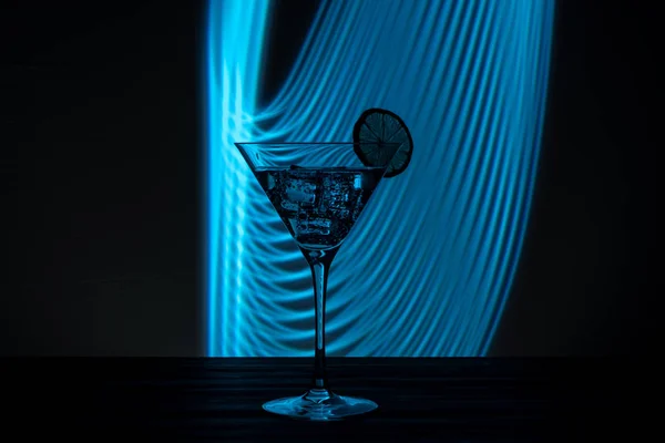 长期暴露在霓虹灯下 一杯加冰的马丁尼 — 图库照片