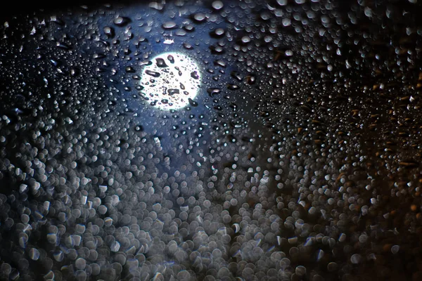 ネオンライトで長い露出で撮影された氷とマティーニのガラス — ストック写真