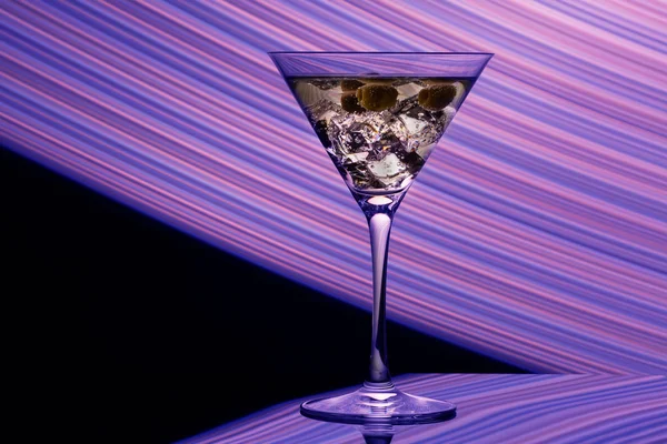 Szklanka Martini Lodem Długiej Ekspozycji Świetle Neonów — Zdjęcie stockowe