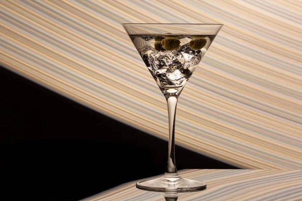 Verre Martini Avec Tir Glace Dans Une Longue Exposition Lumière — Photo