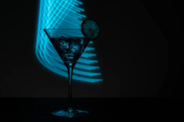 Glas Martini Mit Eisschuss Langzeitbelichtung Neonlicht Stockfoto
