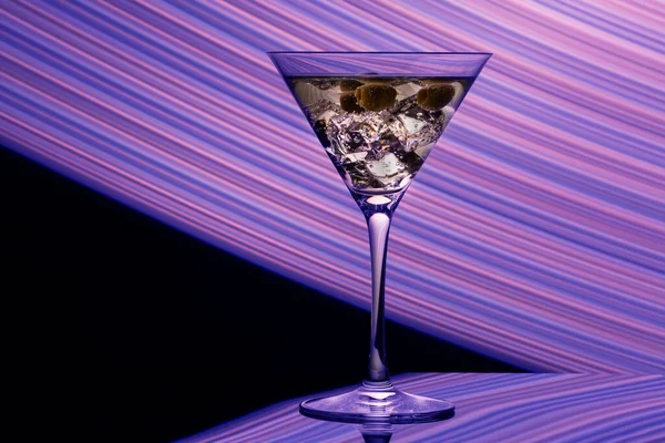 Egy Pohár Martini Jéggel Olívabogyóval Neonfényben — Stock Fotó