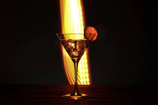 Vaso Martini Con Hielo Aceitunas Luz Neón —  Fotos de Stock