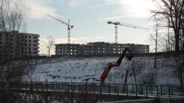 Klyazma kışın şafağında buharlaşır.