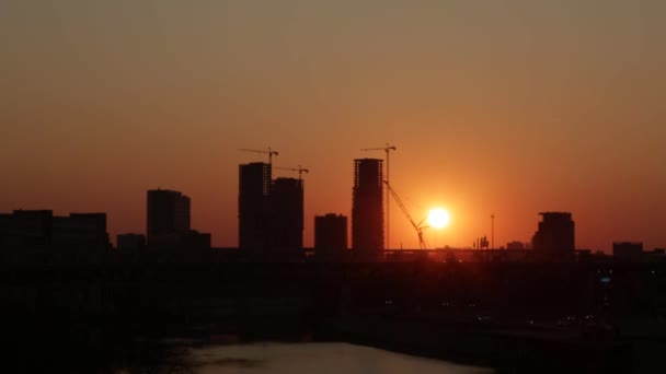 Güneş Moskova Şehrinin Gökdelenlerinin Yakınında 2000 Kez Hızlı Hareket Ederek — Stok video