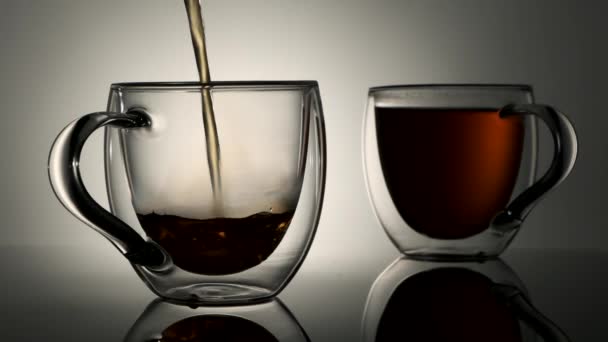 白を基調としたグラスカップに紅茶を注ぐ — ストック動画