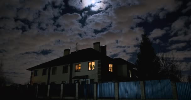 Gran Casa Privada Fondo Nubes Que Flotan Rápidamente Noche Luna — Vídeos de Stock