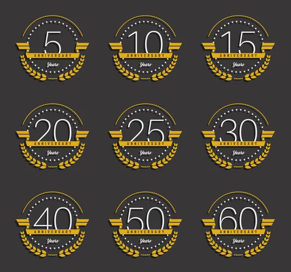 Conjunto vectorial de signos de aniversario, símbolos. Cinco, diez, quince, veinte, treinta, cuarenta, cincuenta, sesenta años colección de elementos de diseño jubileo . — Archivo Imágenes Vectoriales