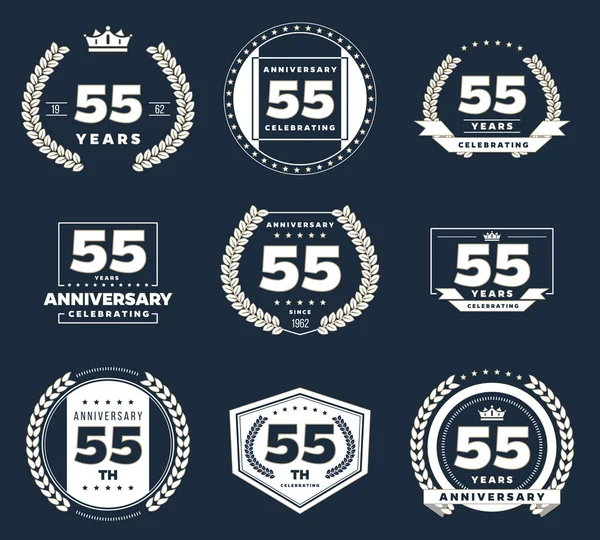 Cinquenta e cinco anos de logotipos e crachás de aniversário. Coleção de logotipo de 55 anos . —  Vetores de Stock