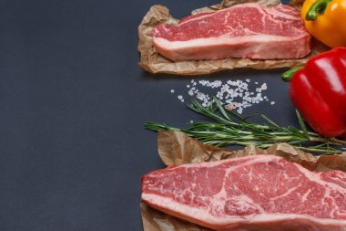 New York striploin biftek biber, tuz ve biberiye backgr ile