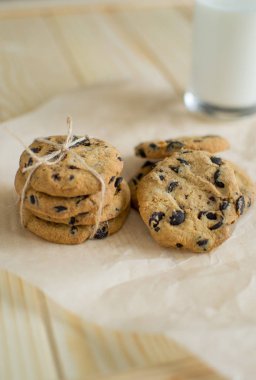 Çikolata parçacıklı kurabiye.