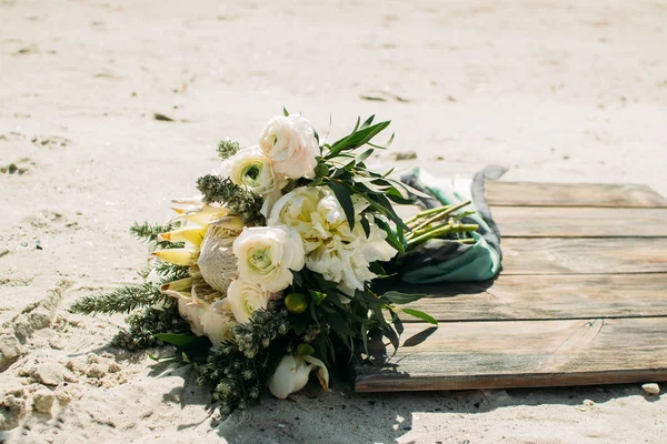 Buquê de casamento para a noiva — Fotografia de Stock