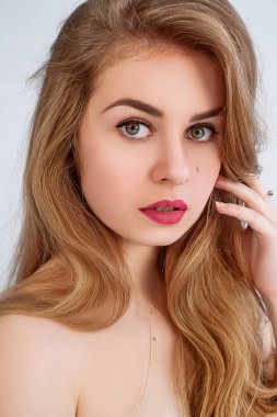 Güzel bir kızın portresi.