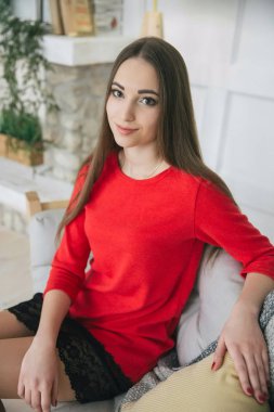 Kırmızı elbiseli güzel kız.