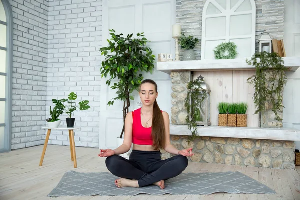 Jonge vrouw doet yoga in ochtend park — Stockfoto