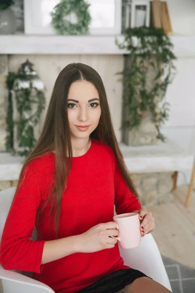 Bella ragazza in abito rosso — Foto Stock