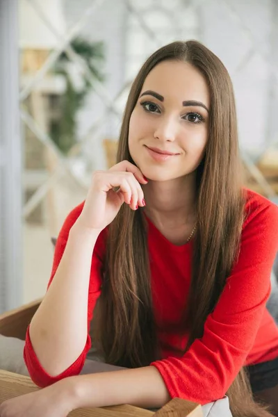 Menina bonita em vestido vermelho — Fotografia de Stock