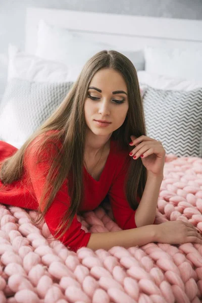 Hermosa chica en vestido rojo — Foto de Stock