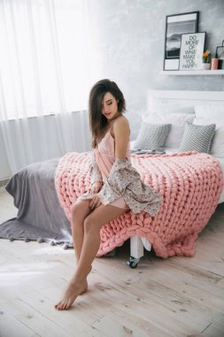 seksi model iç çamaşırlarıyla poz