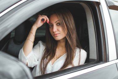  Güzel bir kız araba kullanıyor.