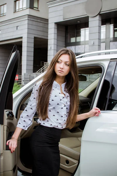 Menina bonita dirigindo um carro — Fotografia de Stock