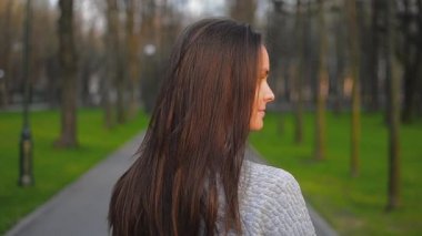 Genç Kadın Kameraya Bakıyor 