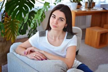 Güzel kız oturma odasında bir kitap okur