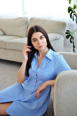 Güzel bir kız evde oturma odasında portresi