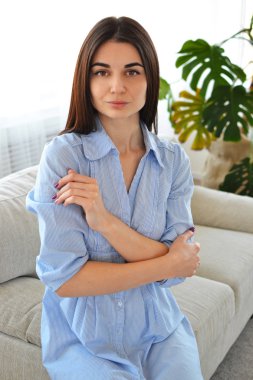 Mutlu kız rahat kıyafetler, kameraya gülümseyen