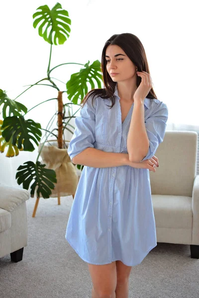 Beautiful girl in the living room — Stock Photo, Image