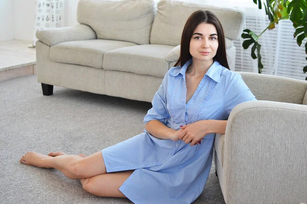 Retrato de uma menina bonita em casa na sala de estar — Fotografia de Stock